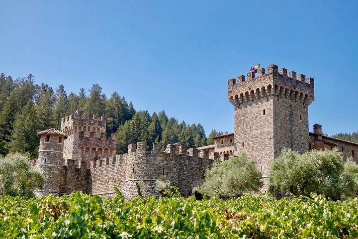 Experience the charm of Calistoga's wine country with a smooth ride from SFO. Relax in comfort as stunning landscapes unfold making your journey truly enjoyable.